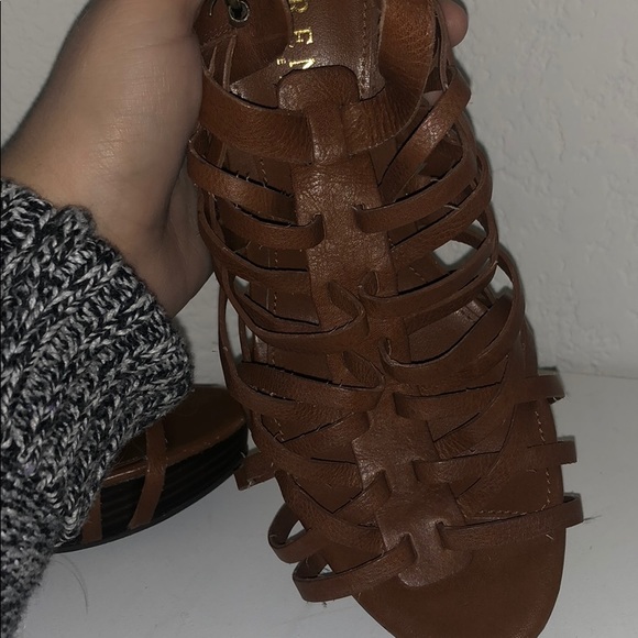 Light browns heels - Picture 2 of 3